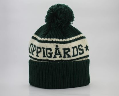 Grön mössa med Oppigårds logga
