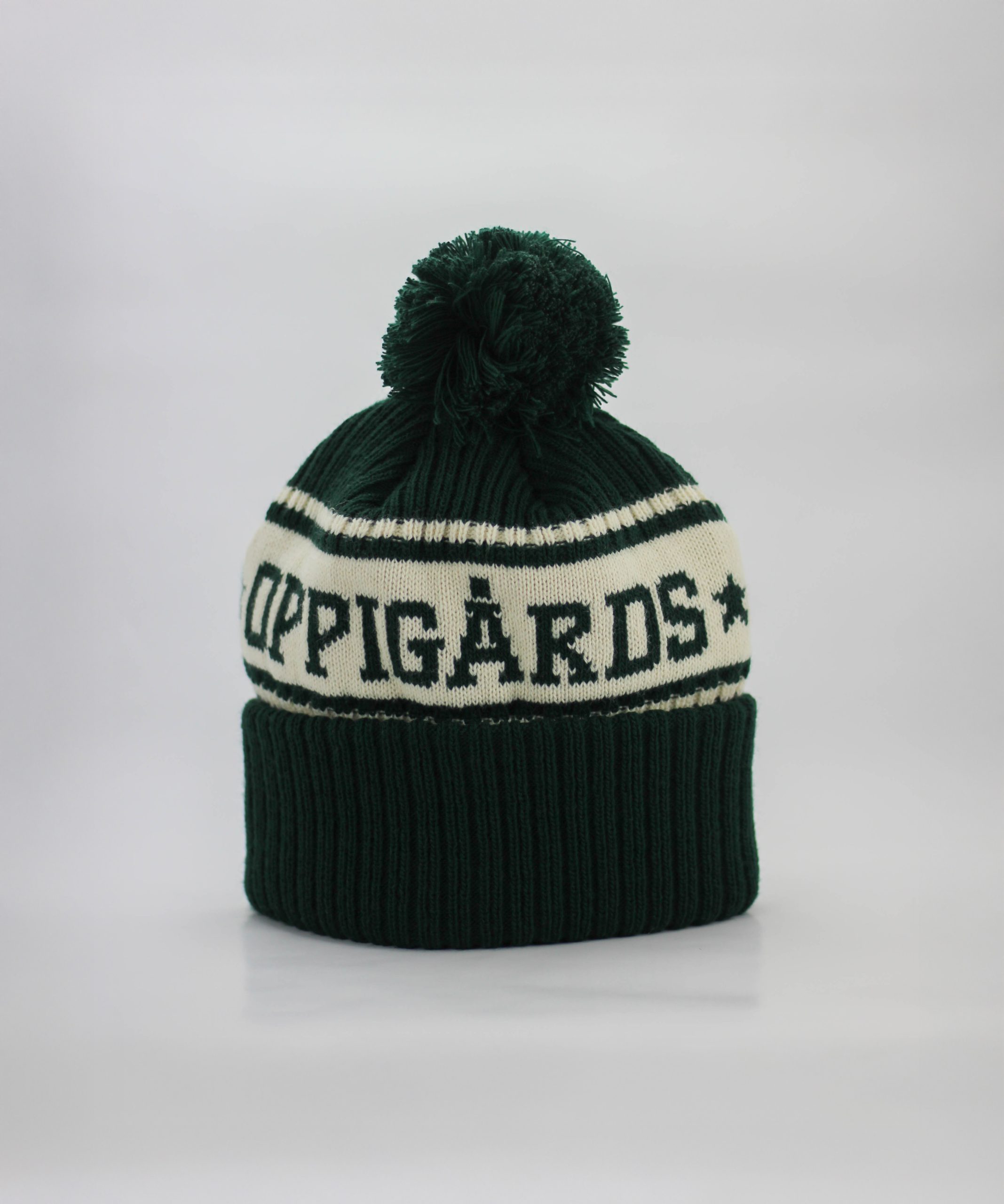 Grön mössa med Oppigårds logga
