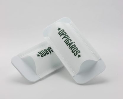 Skidhållare med Oppigårds logga