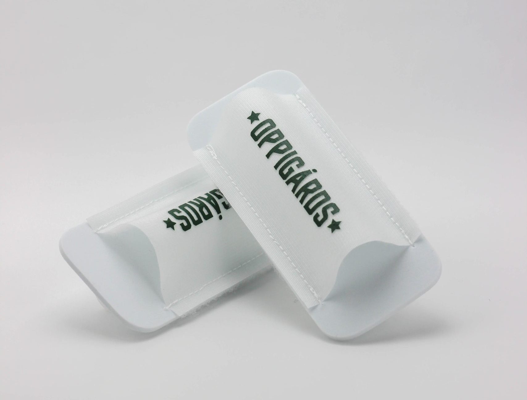 Skidhållare med Oppigårds logga