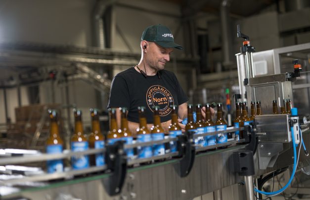 kontroll av ölflaska på Oppigårds