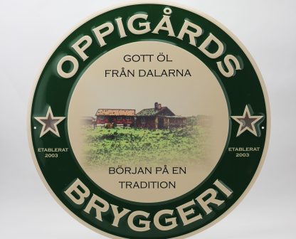 Plåtskylt på Oppigårds logga