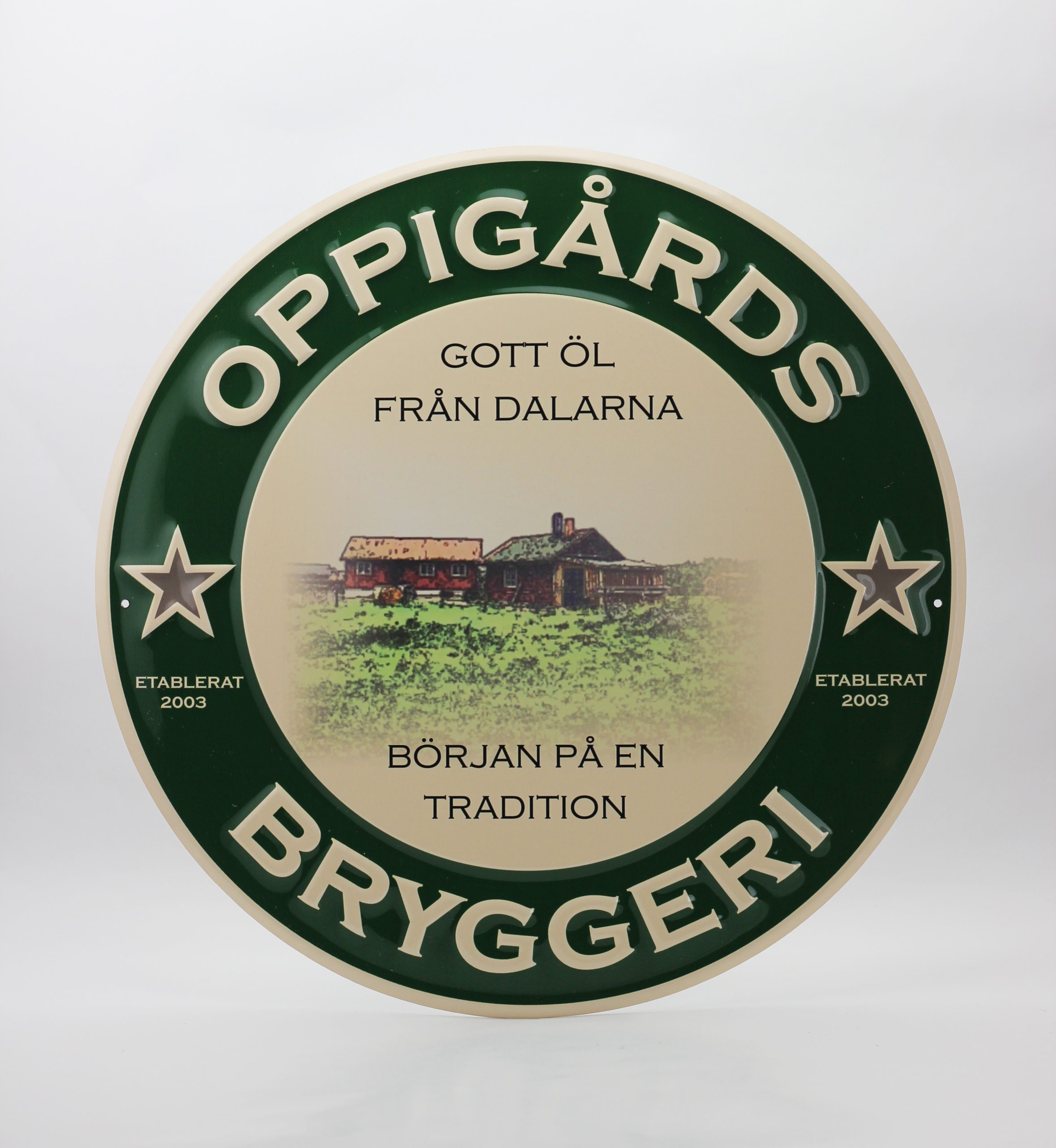 Plåtskylt på Oppigårds logga