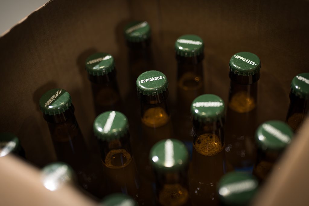 Öl kartong fylld med flaskor