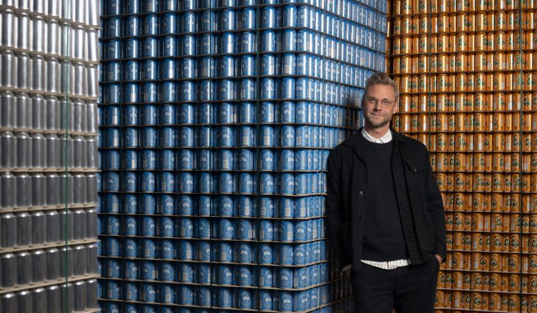 Anders Wiken framför ölburkar