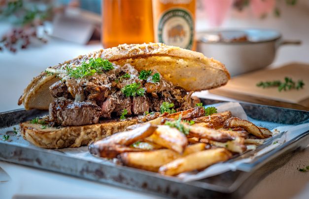 steak sandwich med öl från Oppigårds